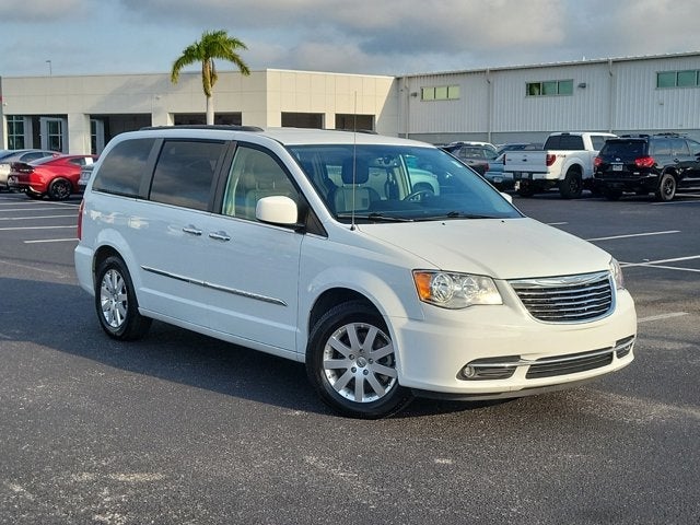 2016 Chrysler Town &amp; Country Touring FWD