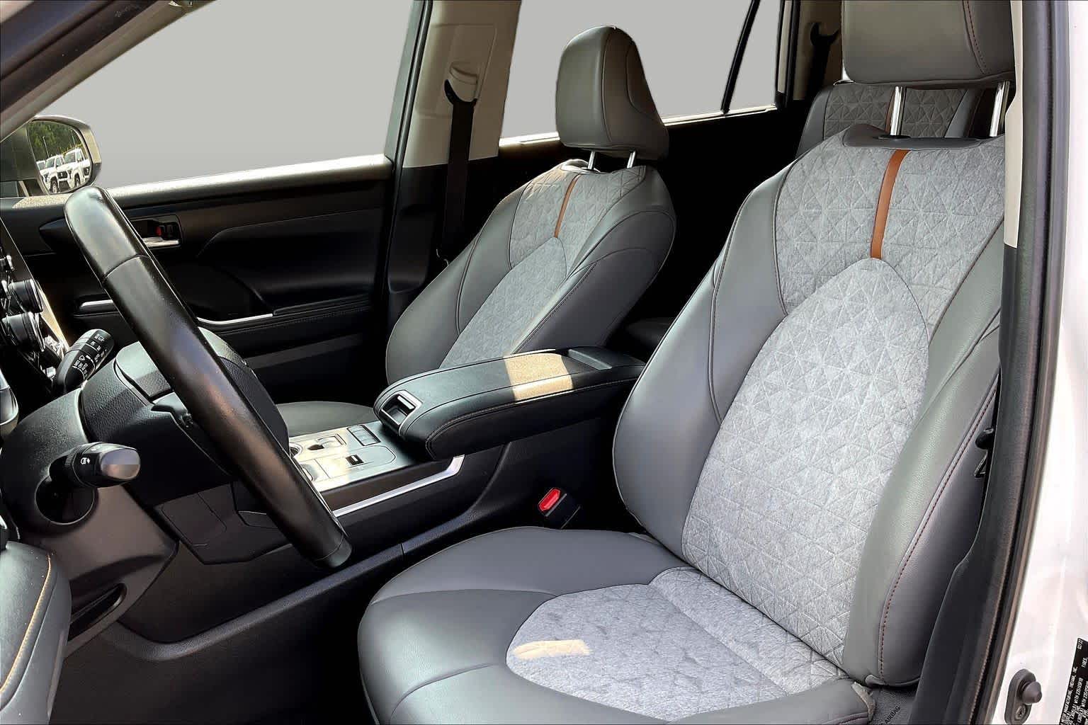 2022 Toyota Highlander Hybrid Bronze Edition