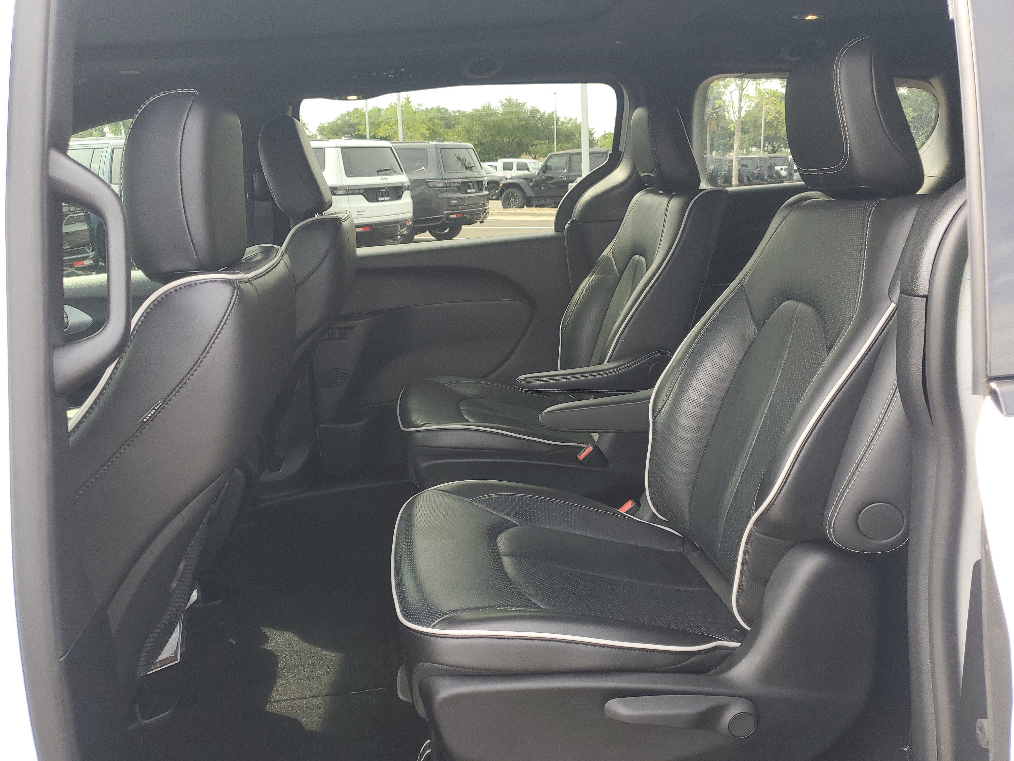 2025 Chrysler Pacifica Hybrid Premium S Appearance Pkg