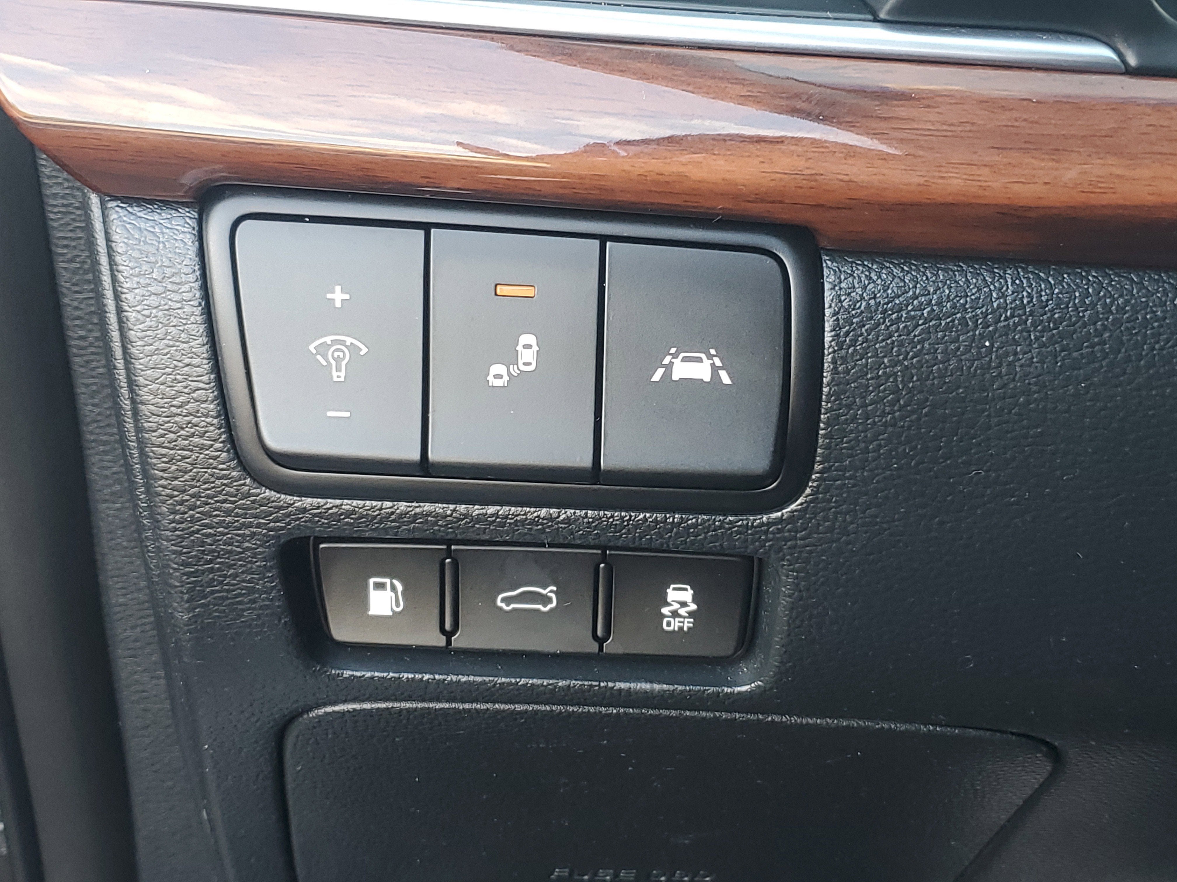 2017 Kia Cadenza Technology