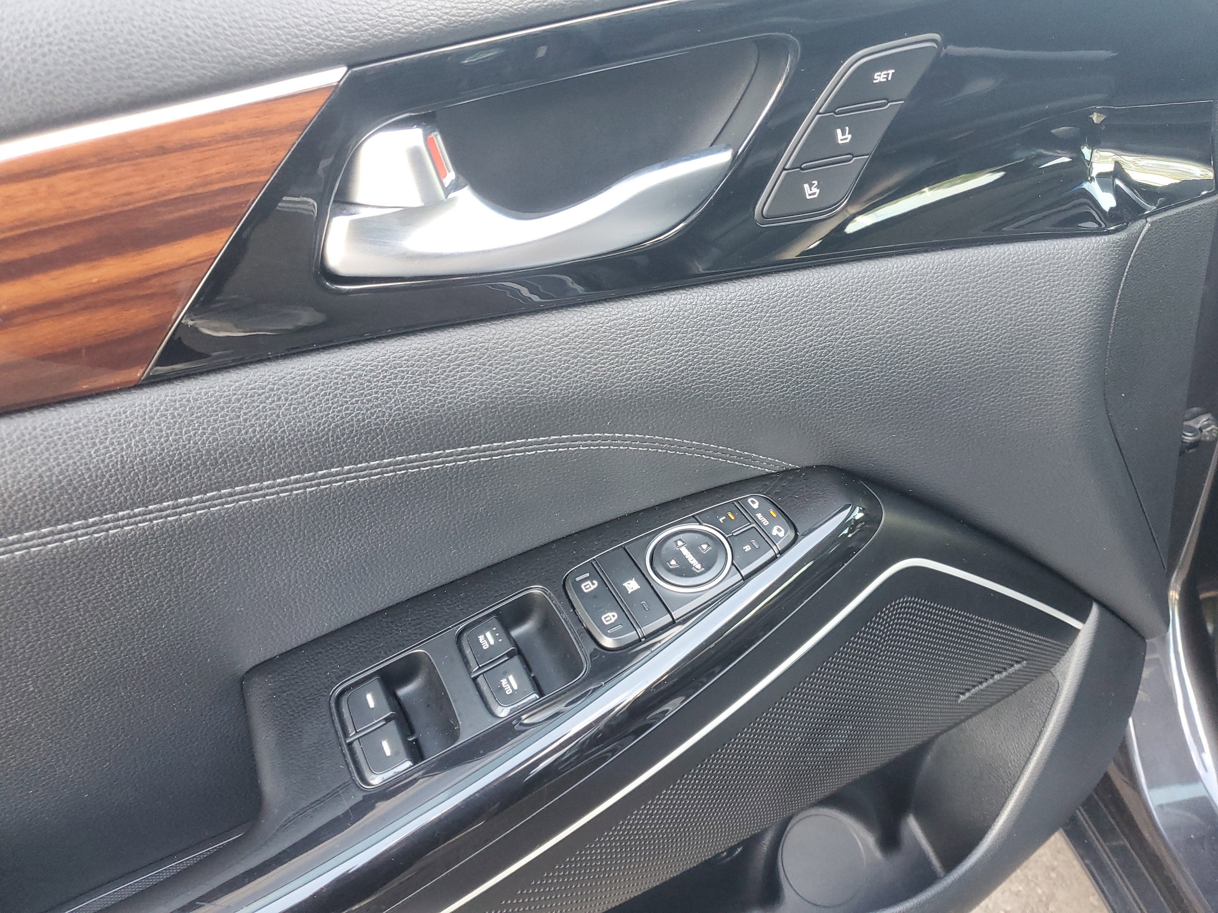 2017 Kia Cadenza Technology