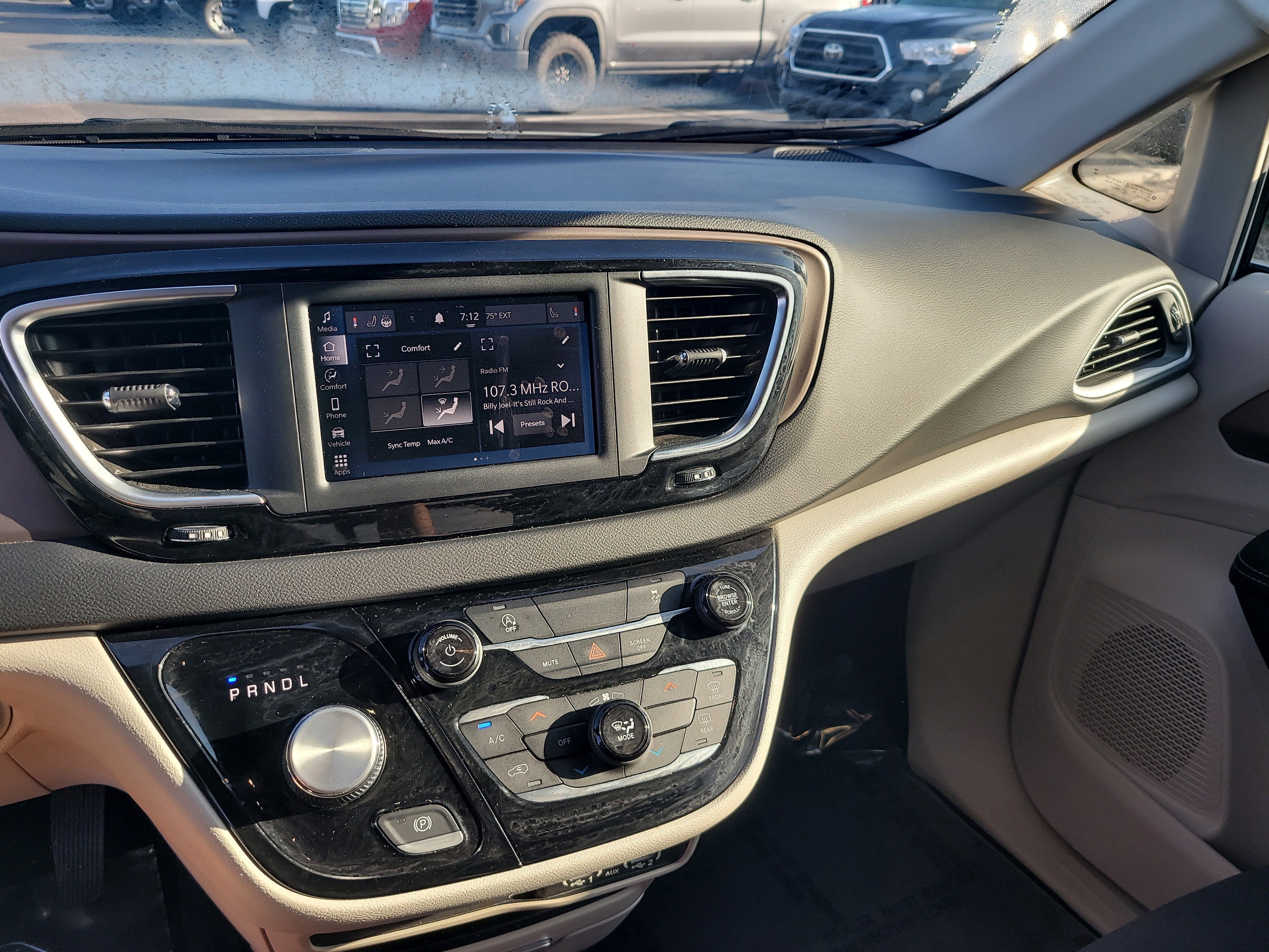 2023 Chrysler Voyager LX