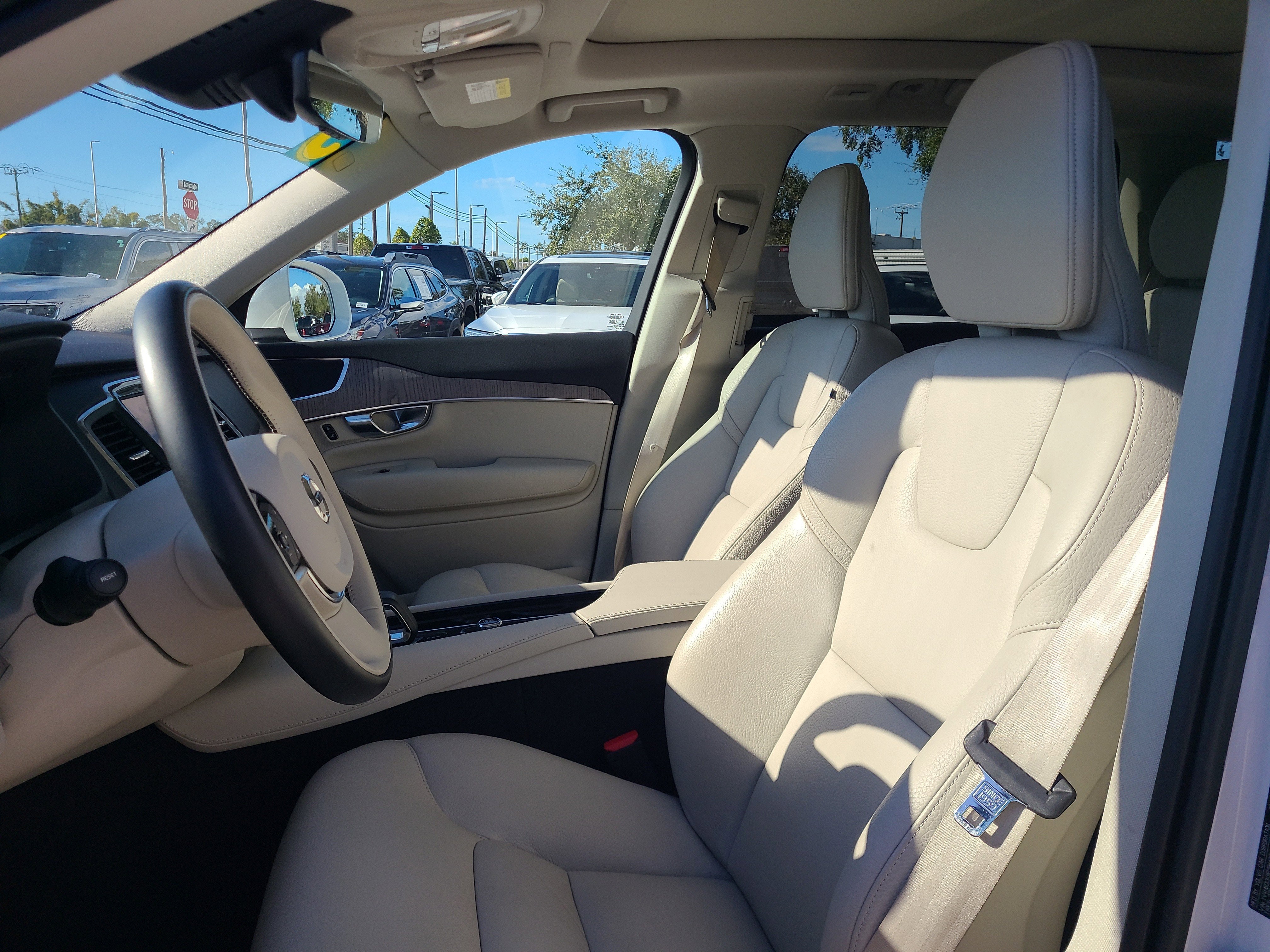 2023 Volvo XC90 Recharge Plug-In Hybrid Core Bright Theme