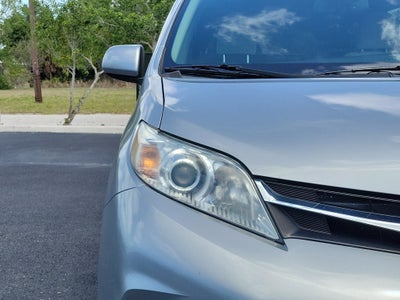 2018 Toyota Sienna LE Auto Access Seat